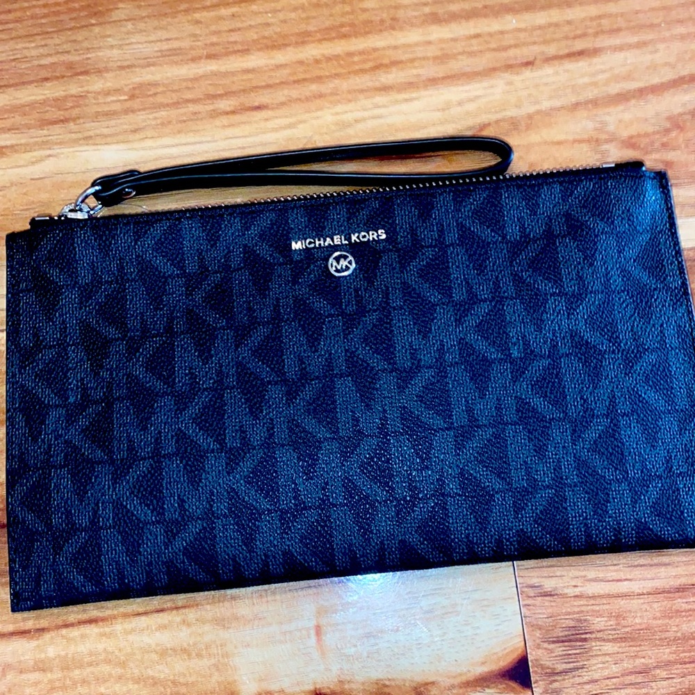 Micheal kors large wristlet